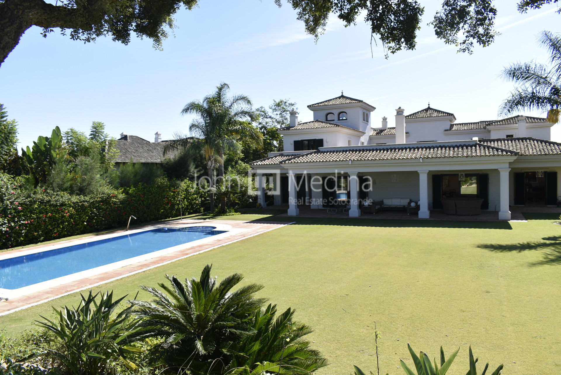 SPECTACULAR VILLA FRONT LINE GOLF IN SAN ROQUE GOLF CLUB