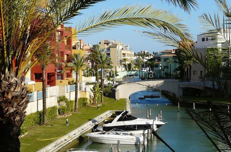 CHARMING  APARTMENT WITH BEAUTIFUL VIEWS OVER THE WATER IN RIBERA DEL PEZ LUNA.