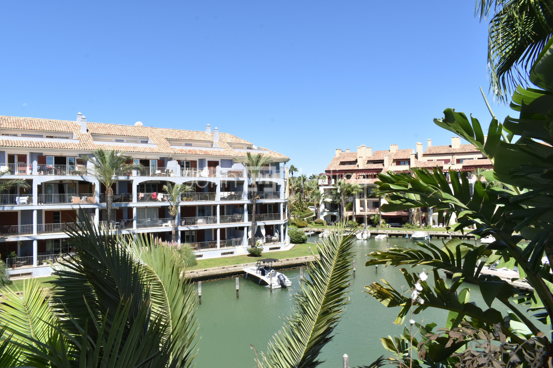 MAGNIFICENT GROUND FLOOR DUPLEX WITH DIRECT ACCESS TO THE PIER.