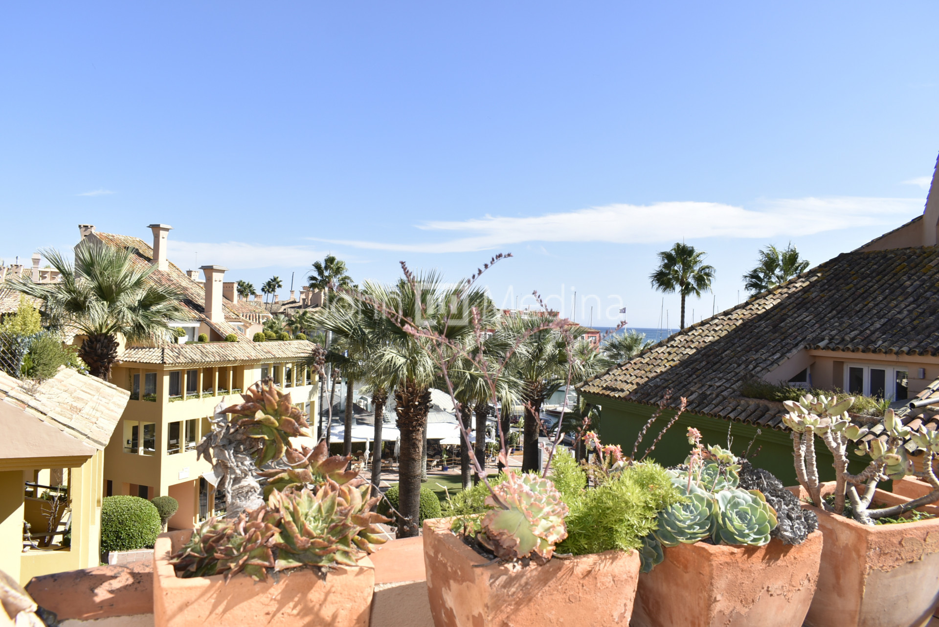 LUMINOSO ÁTICO CON ORIENTACIÓN SUR Y BONITAS VISTAS EN PUERTO SOTOGRANDE