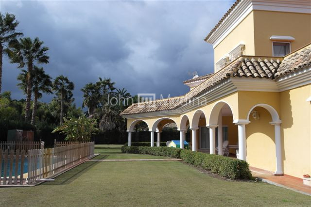 TRADITIONAL  VILLA  IN THE MOST PRIVILEGED AREA OF SOTOGRANDE COSTA