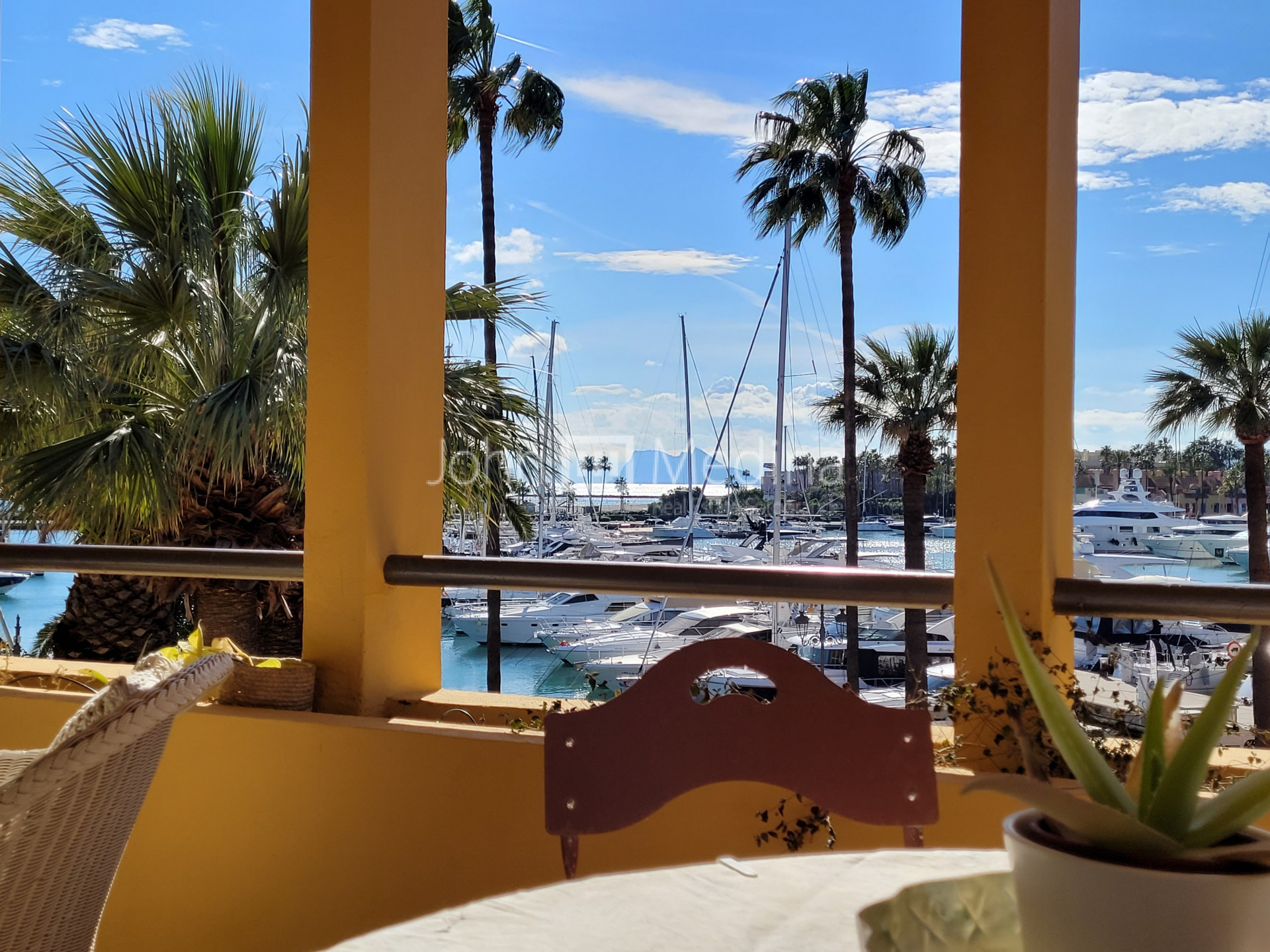 APARTAMENTO CON ESPECTACULARES VISTAS DEL MAR MEDITERRANEO Y GIBRALTAR