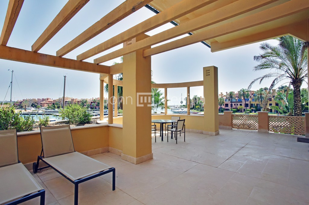 SPECTACULAR CORNER APARTMENT WITH INCREDIBLE VIEWS DIRECT TO THE MARINA