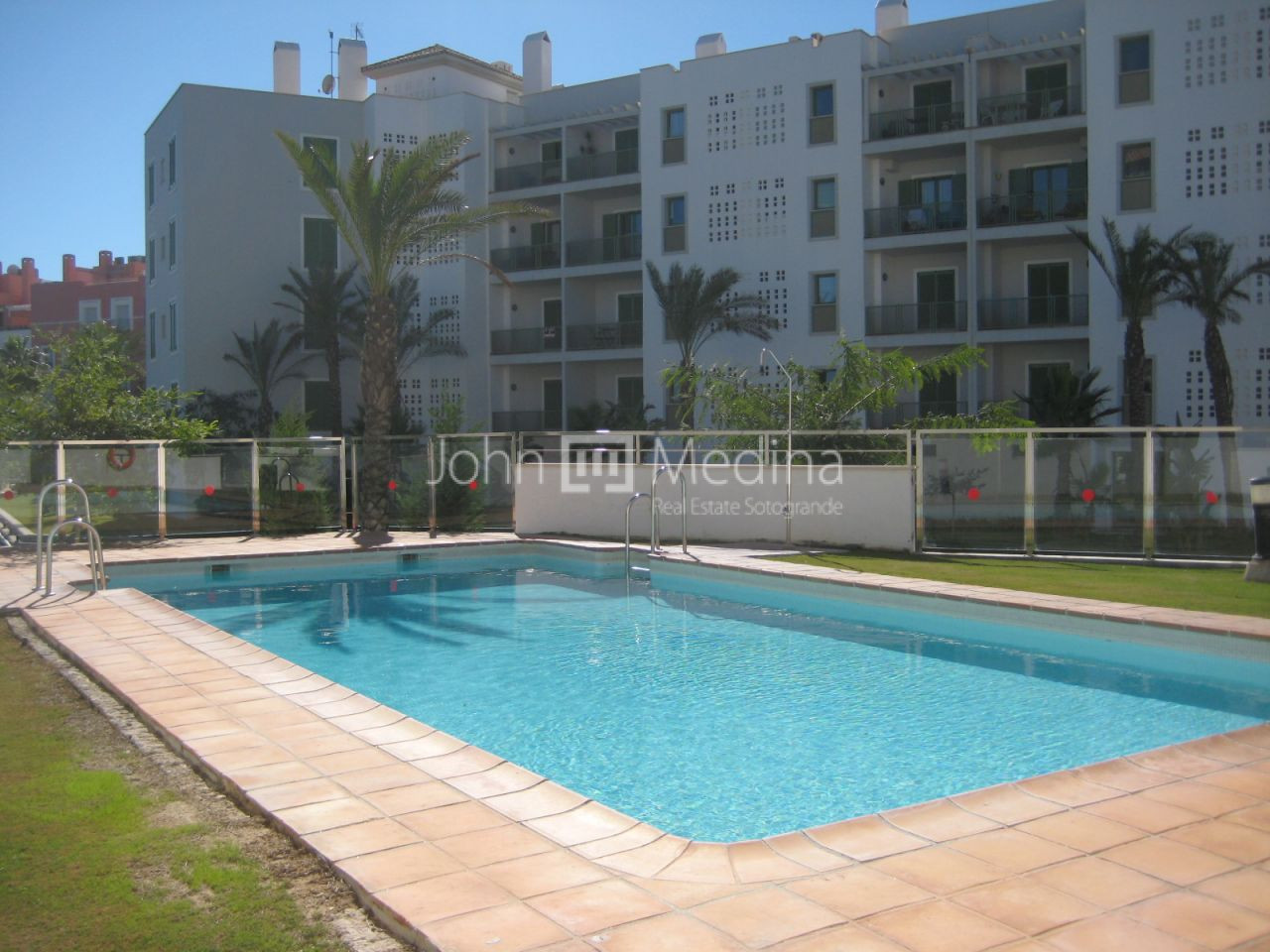 ACOGEDOR APARTAMENTO EN SEGUNDA PLANTA EN LA MARINA DE SOTOGRANDE.