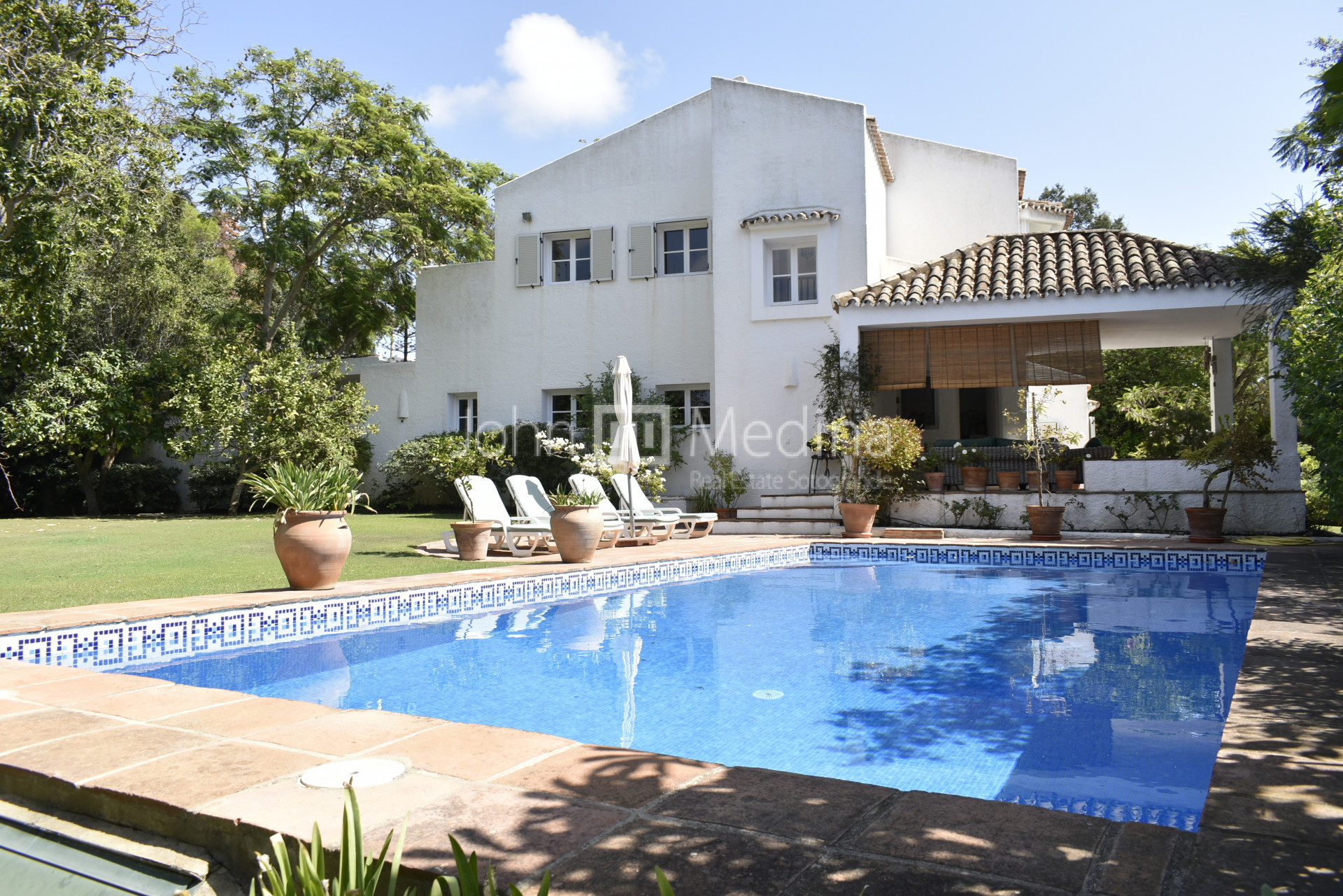 OPORTUNIDAD ÚNICA ENCANTADORA VILLA FAMILIAR CON POTENCIAL EN CALLE ESMERALDA