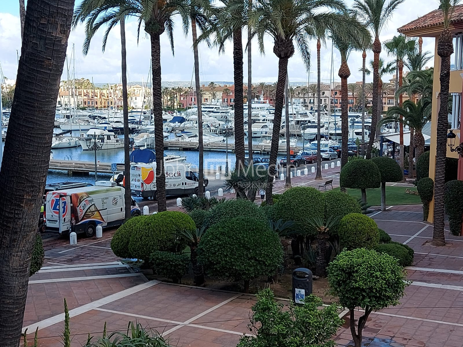 BRIGHT APARTMENT IN PUERTO DEPORTIVO SOTOGRANDE.