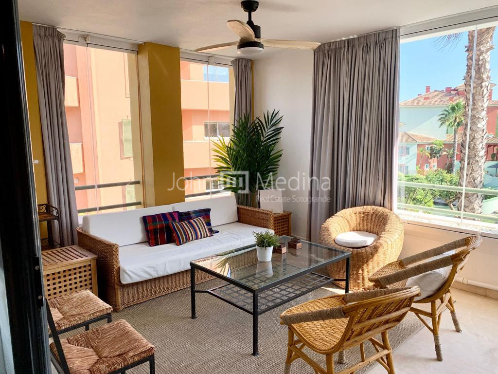 ENCANTADOR APARTAMENTO CON ORIENTACION SUR EN LA MARINA.