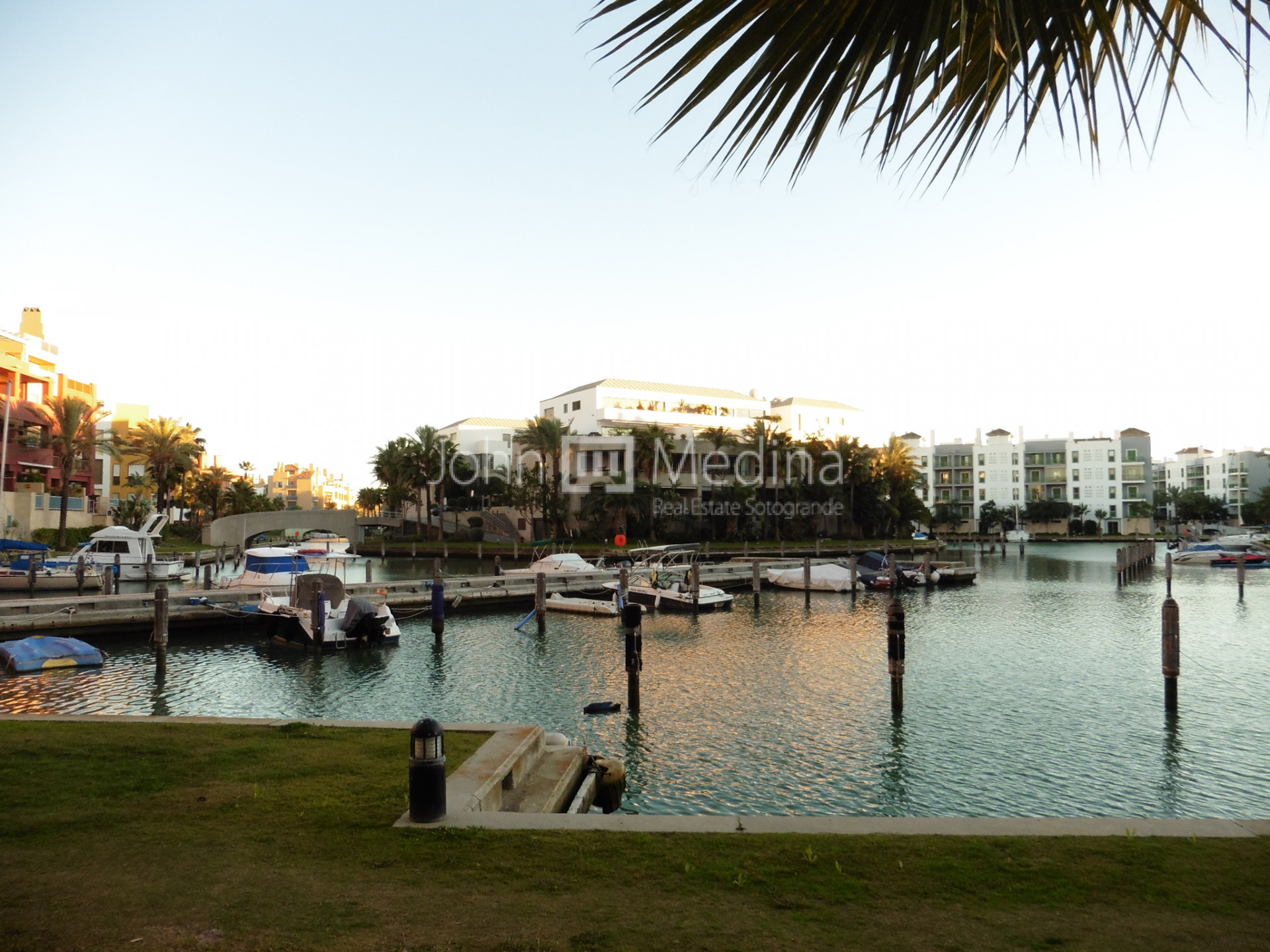 ENCANTADOR APARTAMENTO PLANTA BAJA  CON VISTAS SOBRE EL AGUA EN RIBERA DEL PEZ LUNA