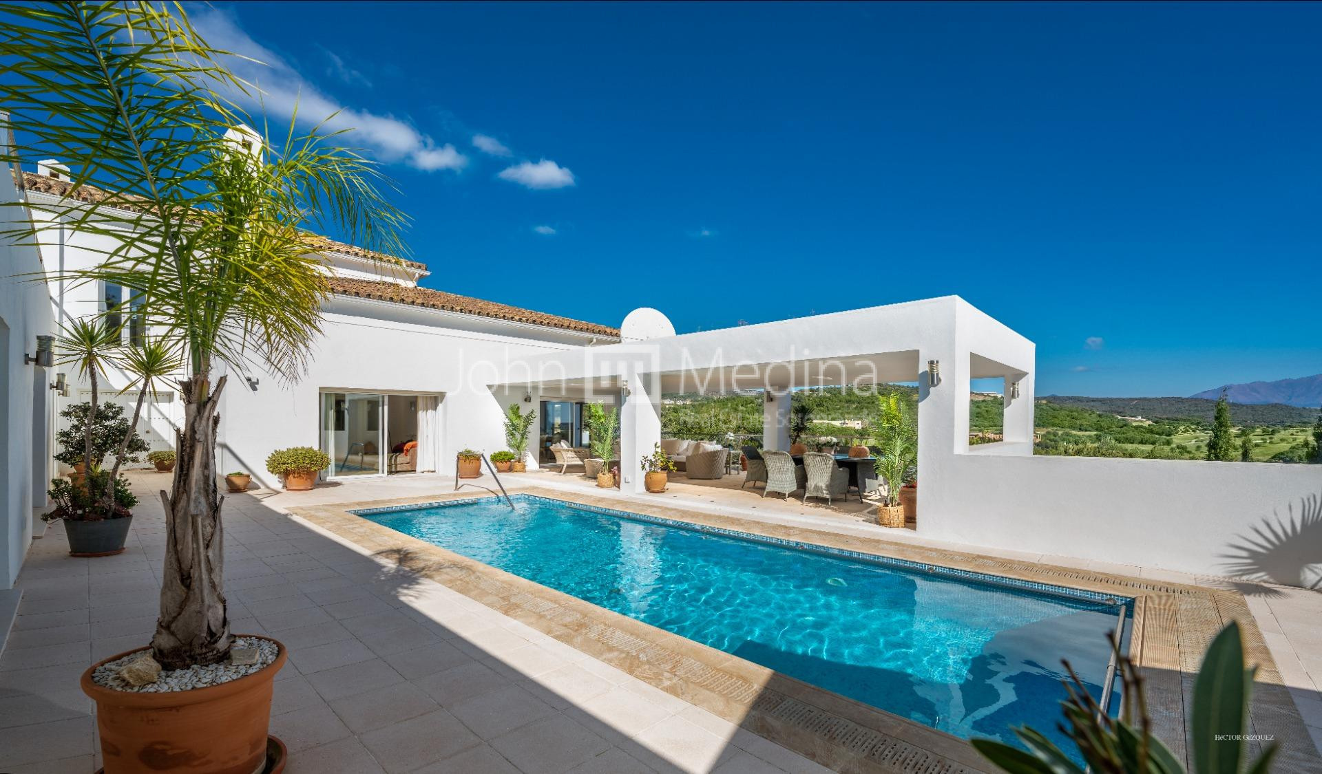 CHARMING THREE-FLOOR VILLA IN SOTOGRANDE ALTO