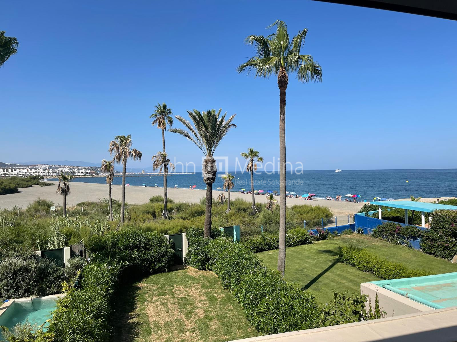 SEMI-DETACHED BEACHFRONT HOUSE WITH UNBEATABLE SEA VIEWS IN SOTOGRANDE BEACH