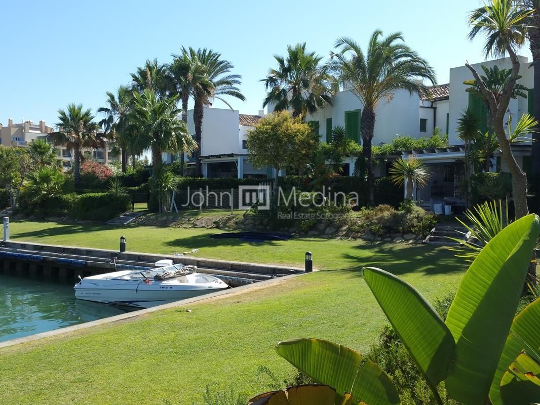 CASA ADOSADA EN RIBERA DEL EMPERADOR