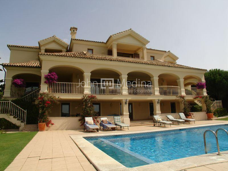 ESPECTACULAR VILLA EN PRIMERA LINEA DE GOLF
