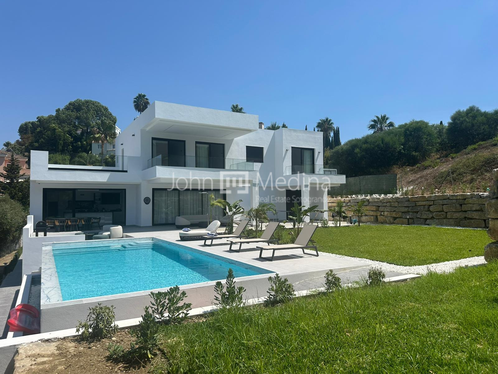 VILLA MODERNA A ESTRENAR CON MATERIALES DE ALTA CALIDAD EN CALLE FUEGO SOTOGRANDE