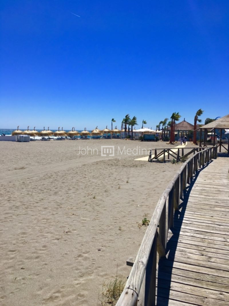 ENCANTADOR APARTAMENTO CON VISTAS DIRECTAS AL MAR Y PLAYA.