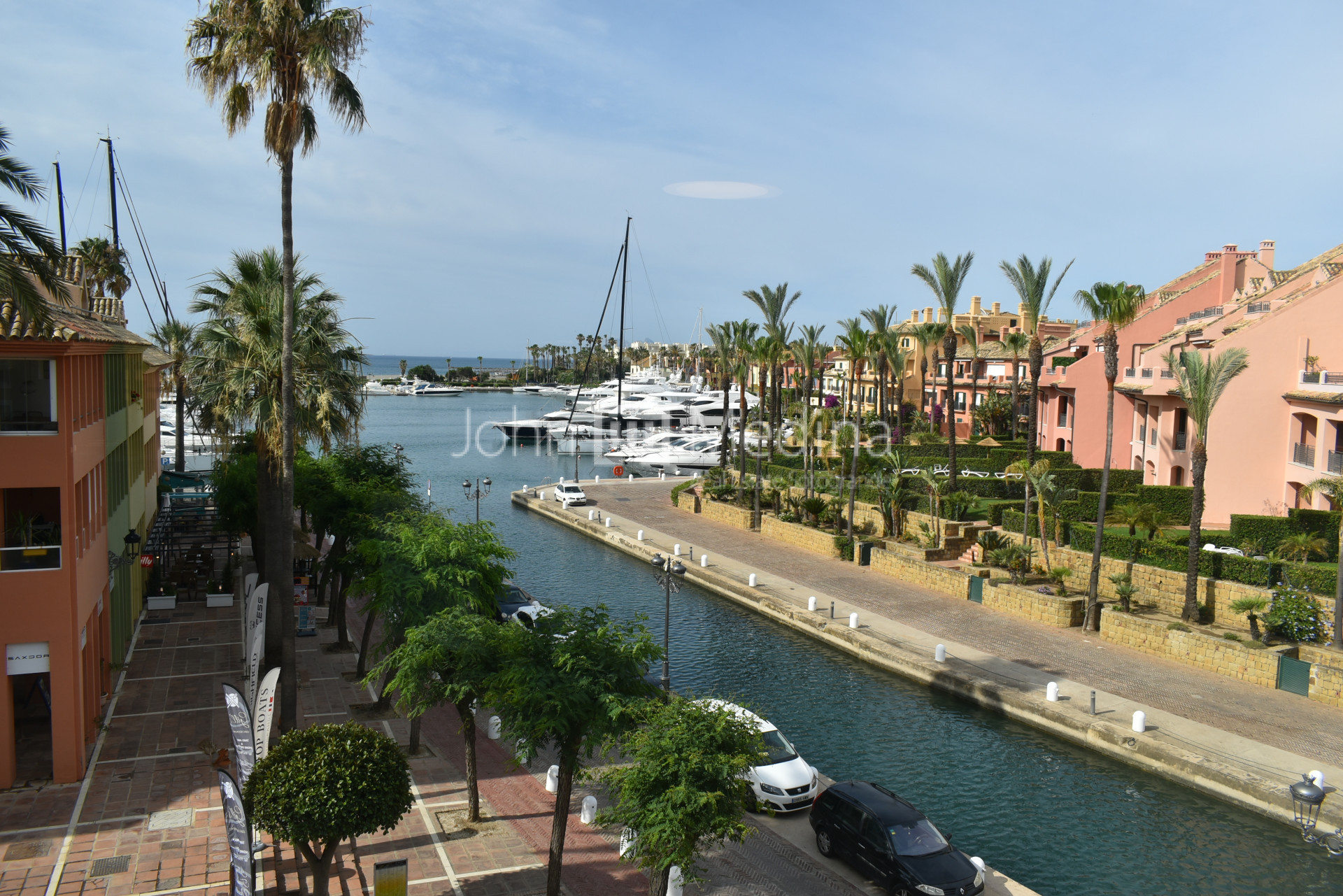 APARTAMENTO CON VISTAS A LA MARINA Y AL MAR.