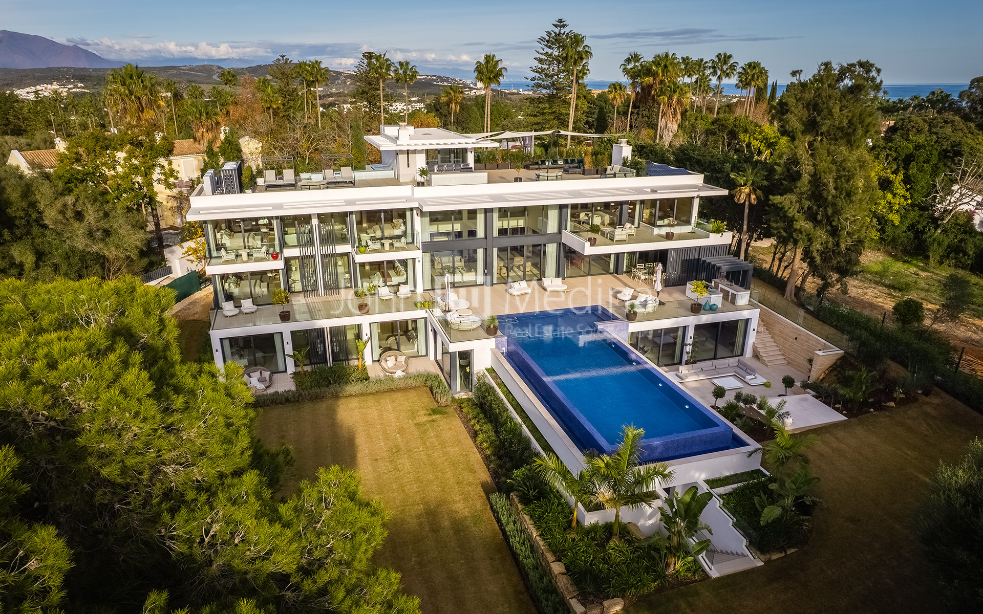 A MASTERPIECE OF MODERN ELEGANCE IN THE KINGS & QUEENS AREA OF SOTOGRANDE