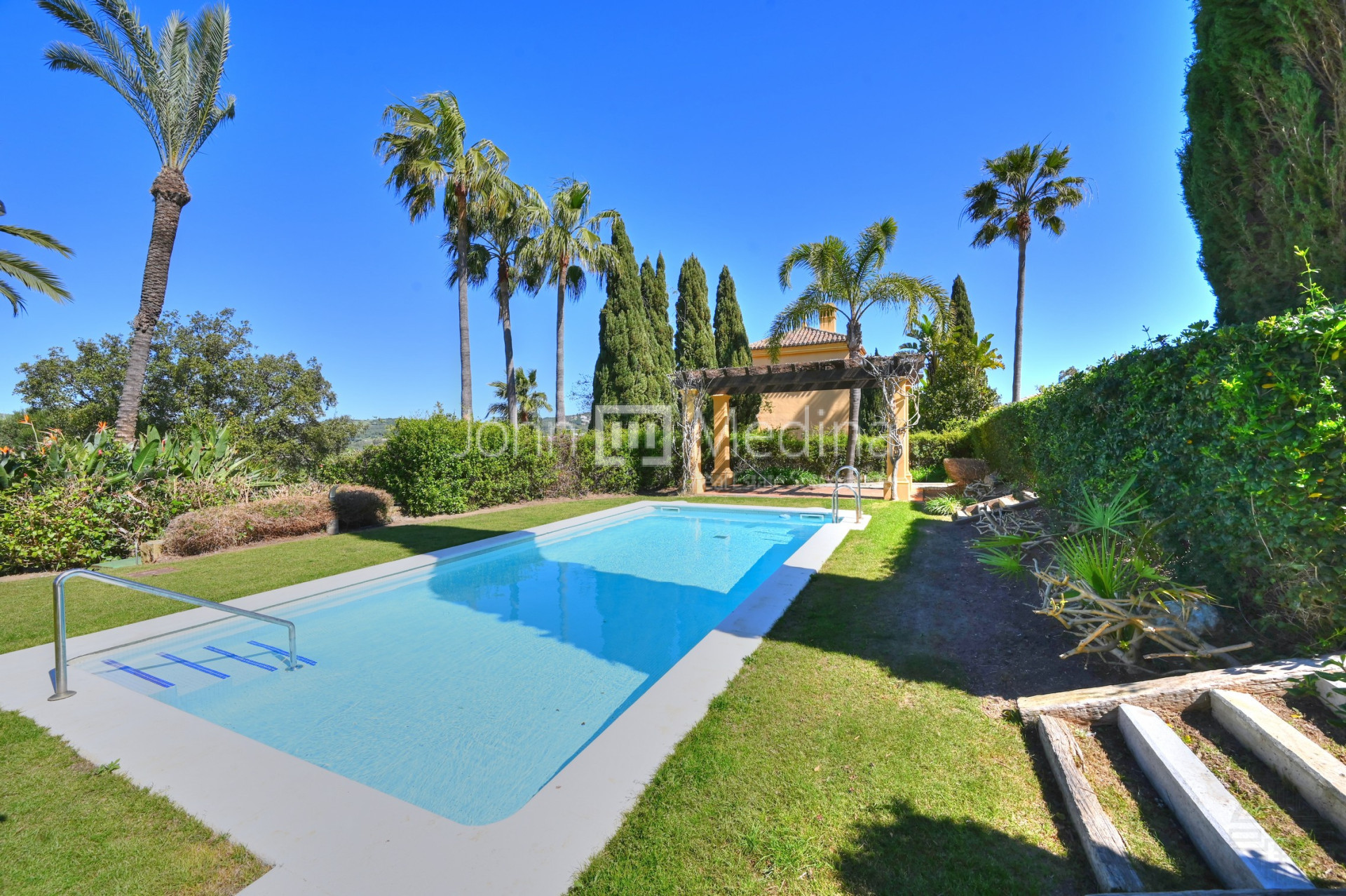 RECENTLY RENOVATED SEMI-DETACHED TOWNHOUSE IN LOS CÁRMENES DE ALMENARA