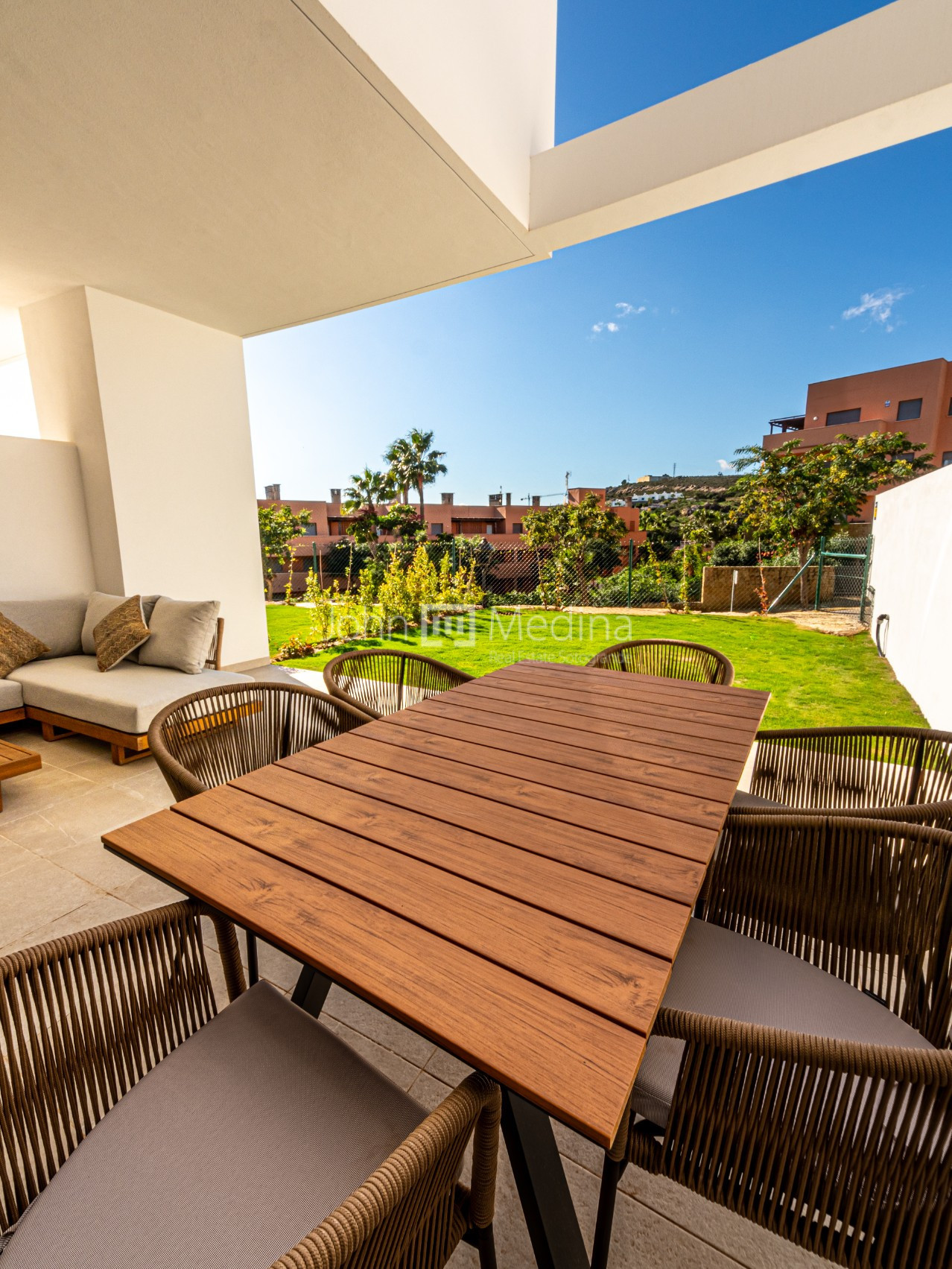 MODERN TOWNHOUSE IN NEW RESIDENTIAL WITH SEA VIEWS.