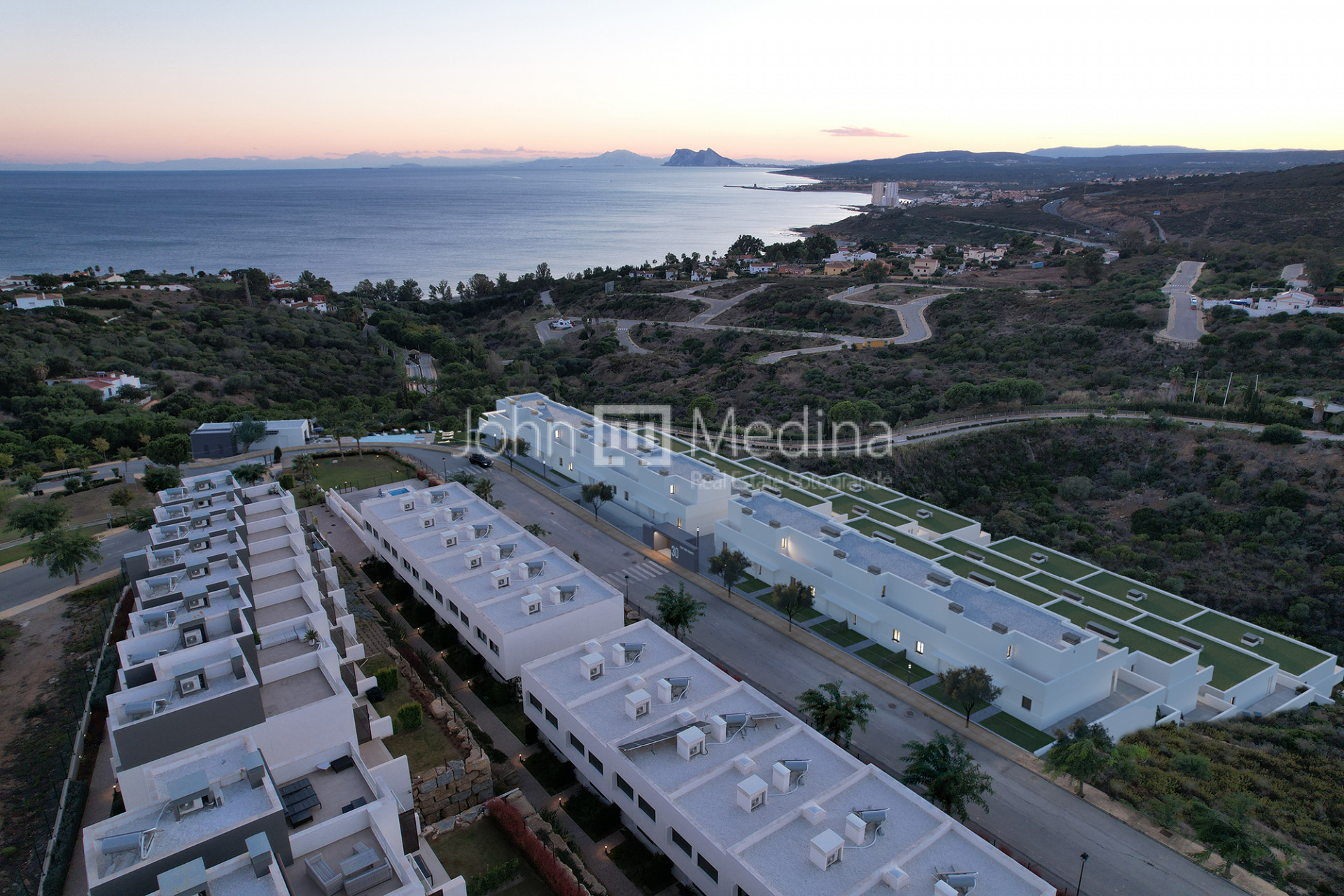 EXCLUSIVE AND ELEGANT TOWNHOUSE WITH SEA VIEWS AND PRIVATE GARDEN