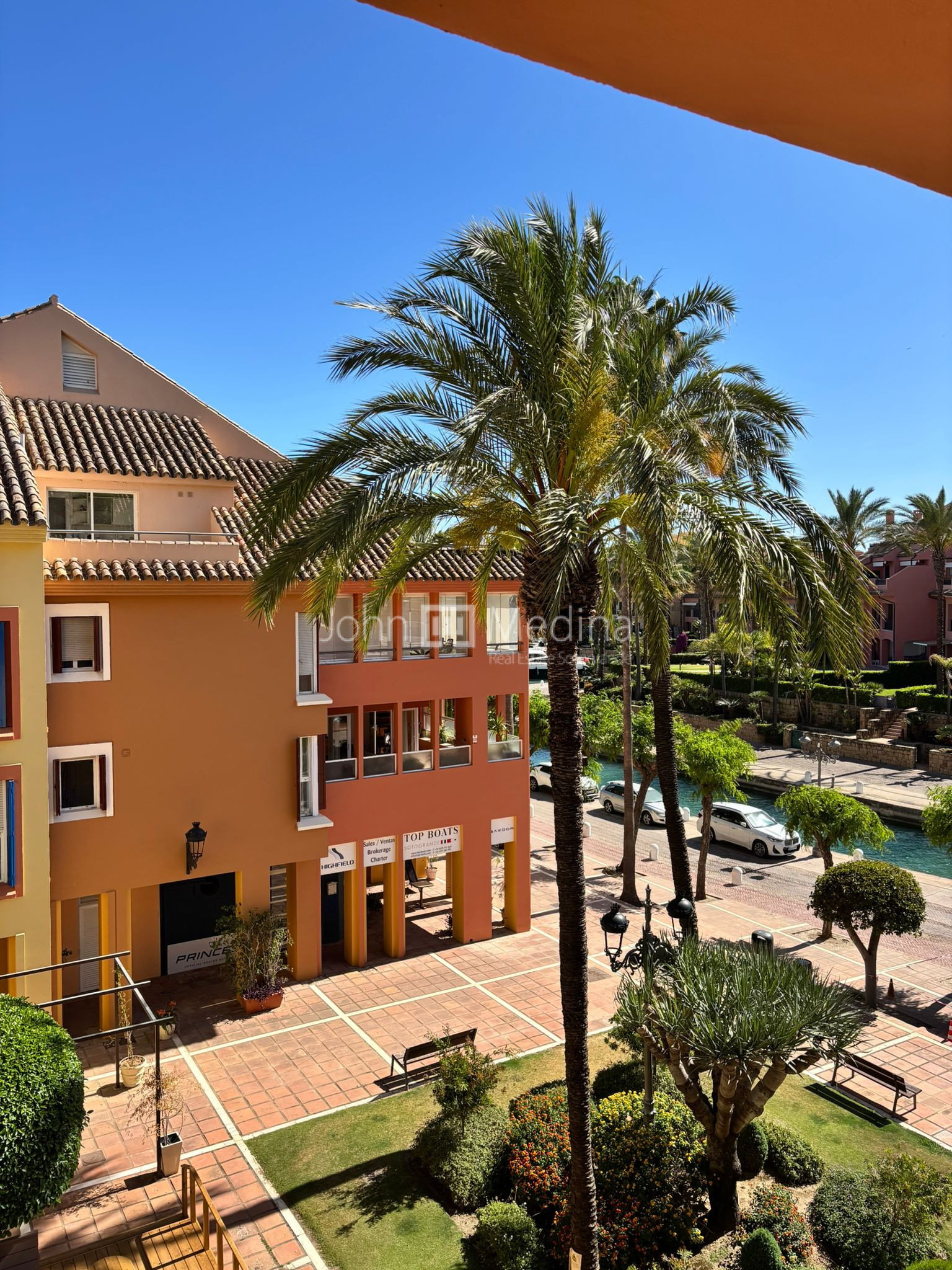 CHARMING APARTMENT WITH TERRACE AND VIEWS OF THE MARINA