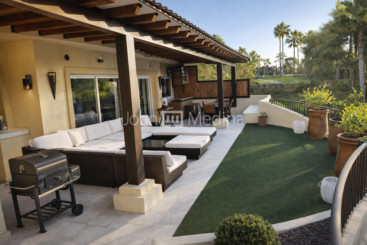 MAGNIFICENT GROUND FLOOR APARTMENT WITH SPECTACULAR PRIVATE TERRACE.