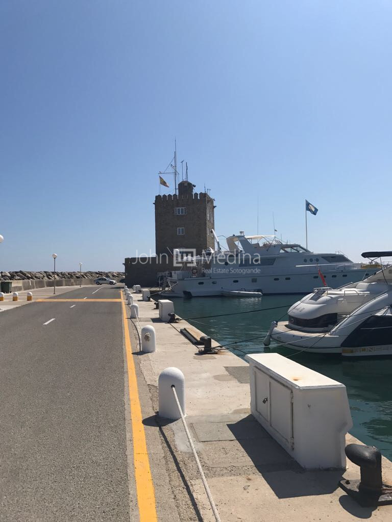 ATRAQUE DE 25 METROS EN PUERTO DEPORTIVO DE SOTOGRANDE