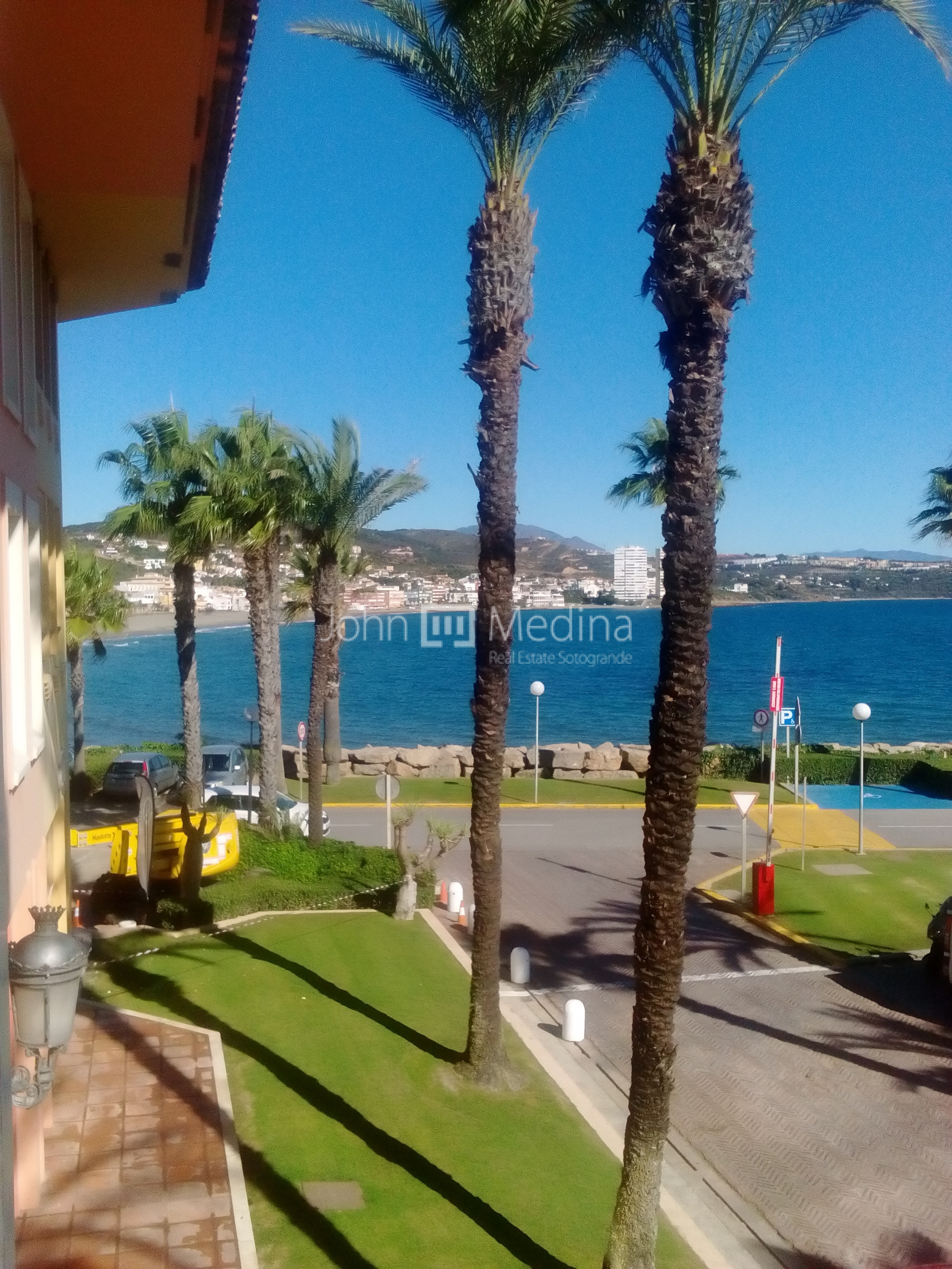 ESTUDIO CON VISTAS LA MAR EN EL PUERTO DEPORTIVO