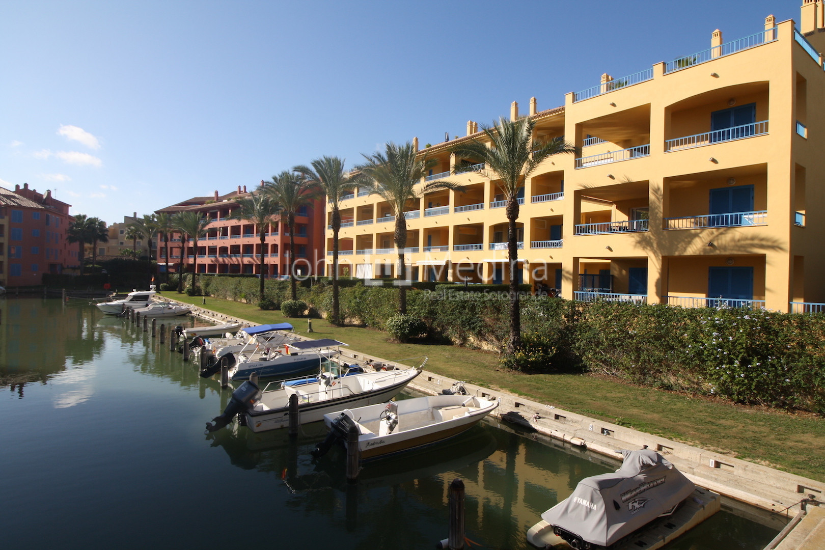 ATRAQUE SITUADO FRENTE A LA URBANIZACION GUADALMARINA EN LA MARINA DE SOTOGRANDE
