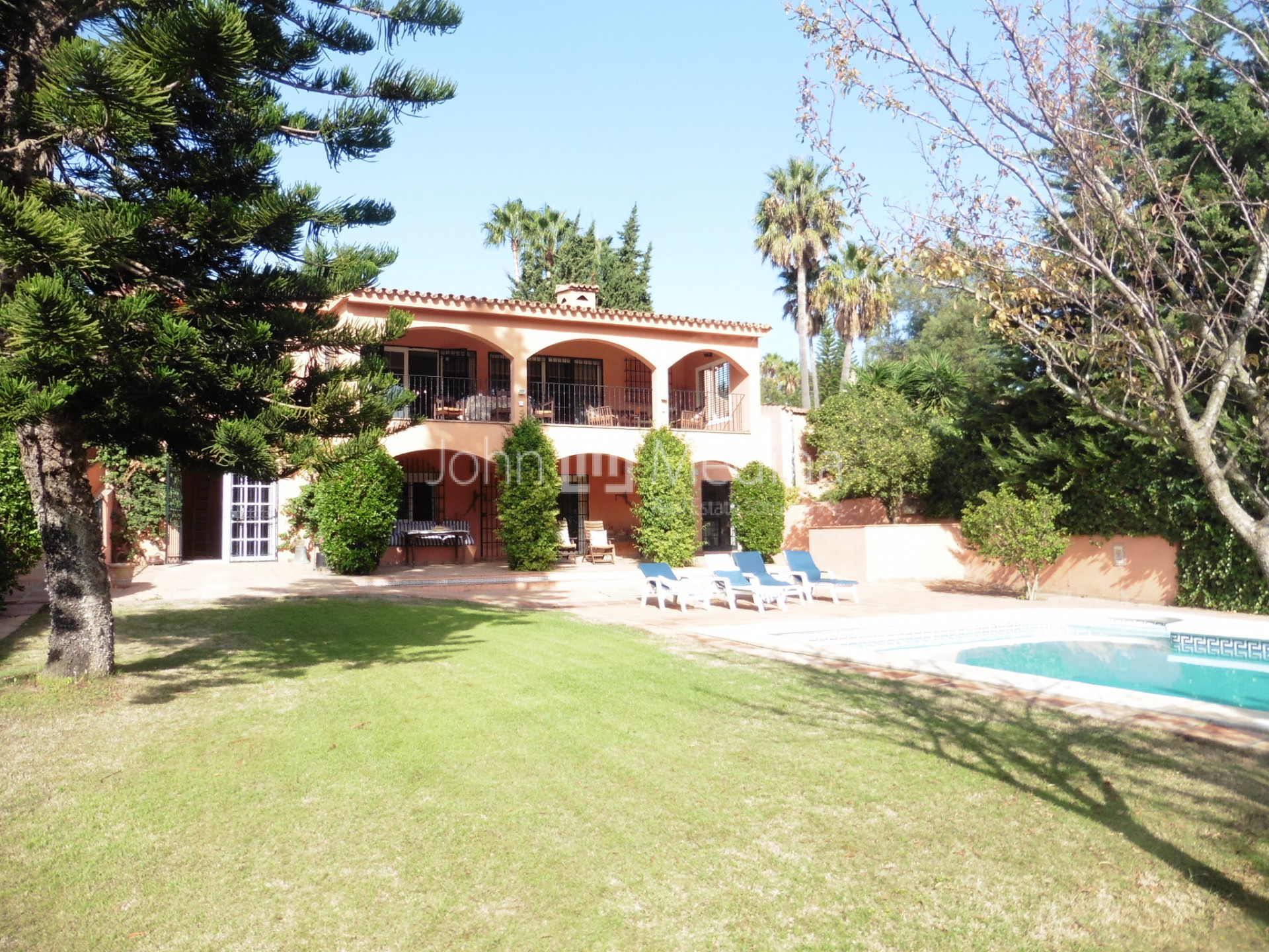 VILLA RUSTICA EN LA COMUNIDAD PRIVADA DE  TRIANA VILLAS EN SOTOGRANDE ALTO