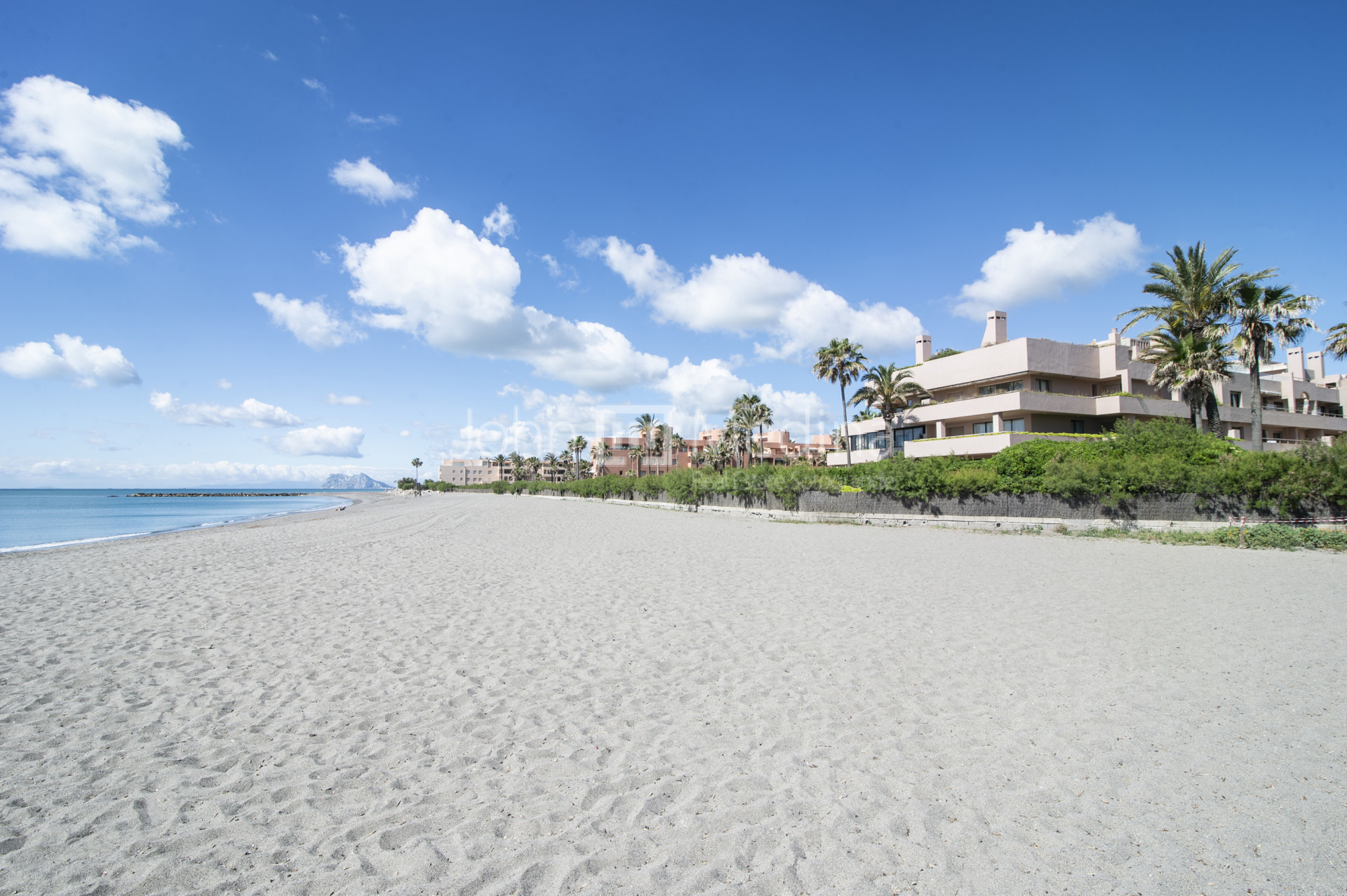 MAGNÍFICO ÁTICO DÚPLEX CON VISTAS AL MAR EN PLAYA DE SOTOGRANDE