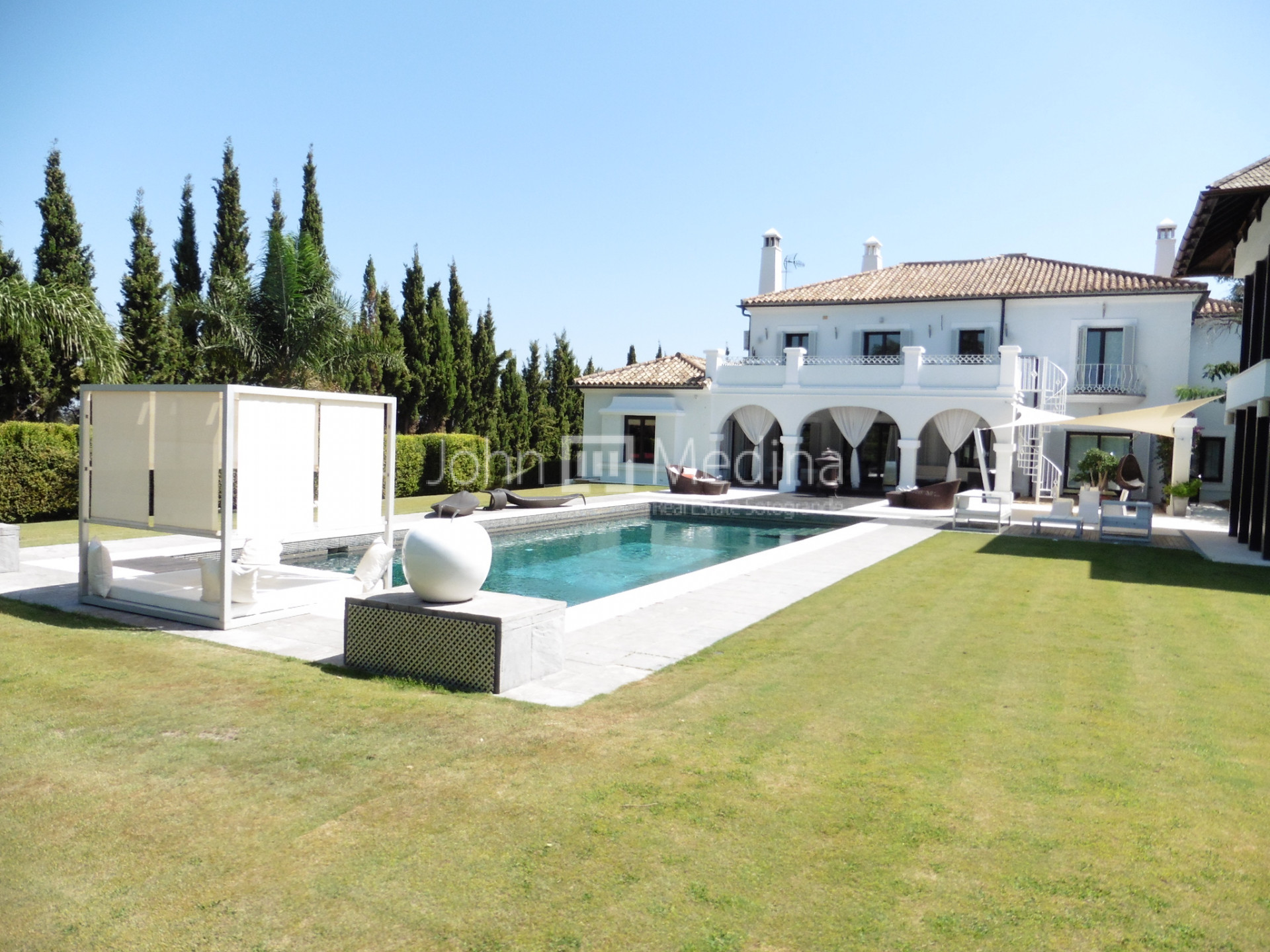 SPECTACULAR VILLA WITH LUXURY QUALITIES IN THE FIRST LINE OF GOLF