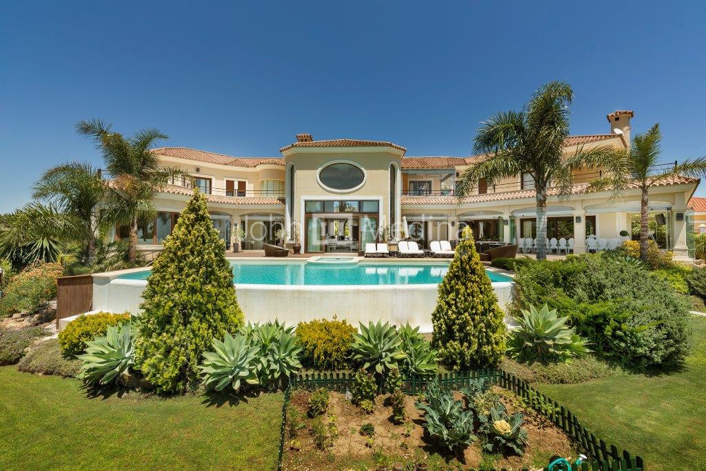 SPECTACULAR PRIVATE VILLA WITH INCREDIBLE PANORAMIC VIEWS.