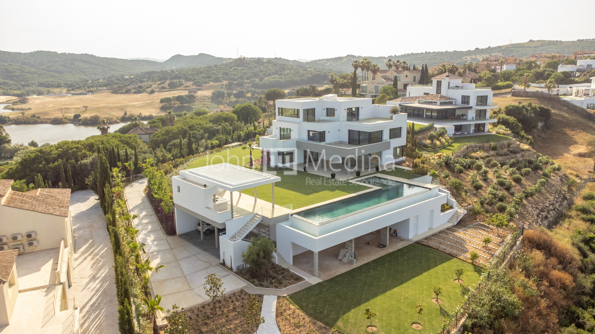 BRAND NEW LUXURY FAMILY VILLA NEAR ALL CLOSE TO ALMENARA GOLF COURSE
