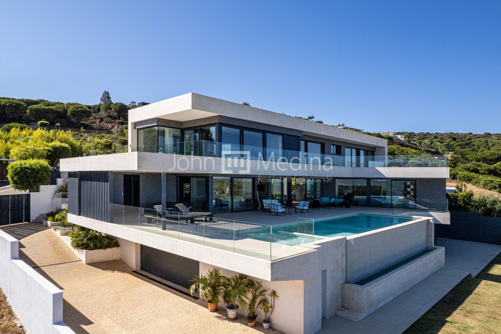 STUNNING CONTEMPORARY-STYLE LUXURY VILLA WITH SEA