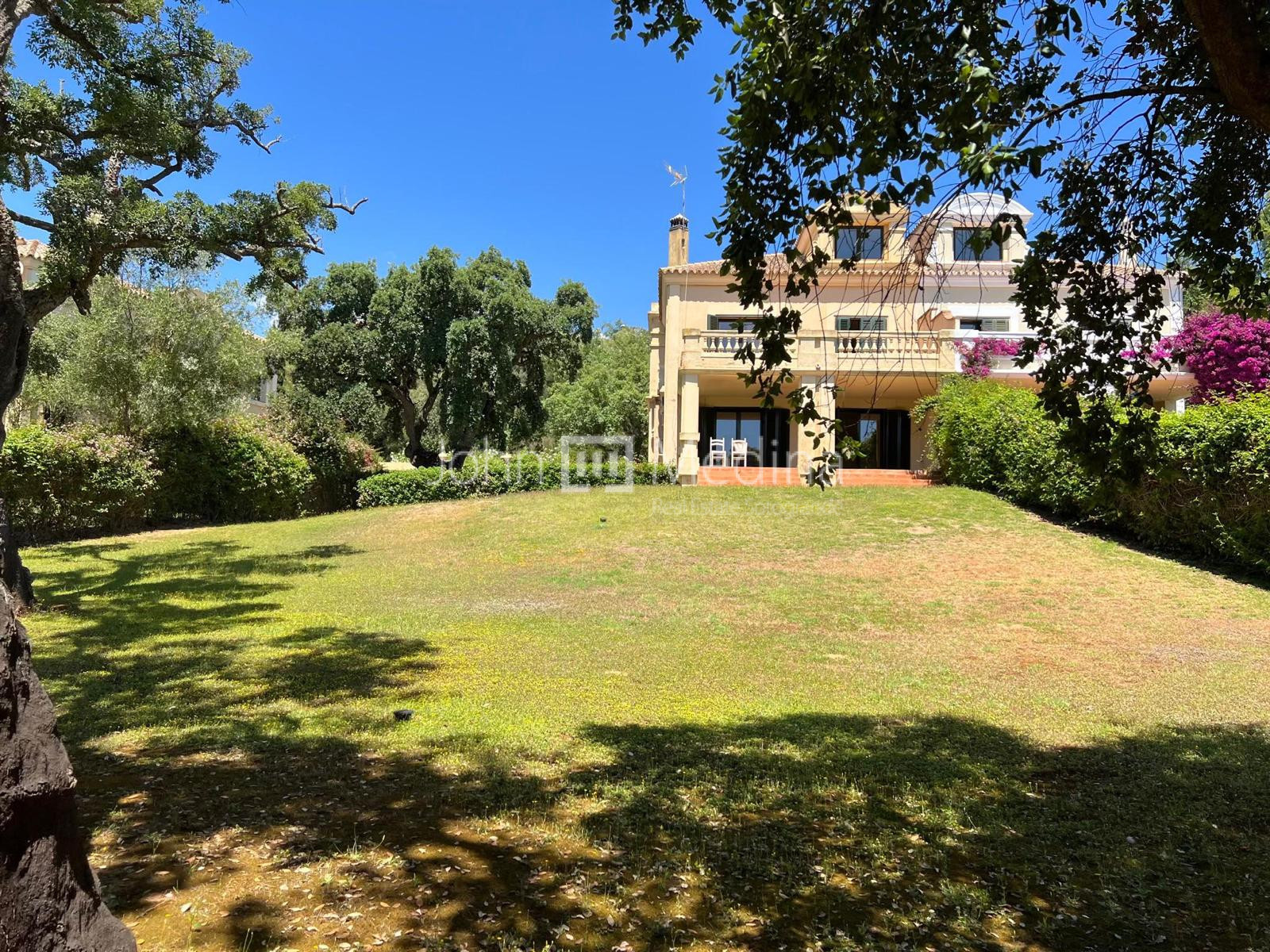 MAGNIFICENT SEMI-DETACHED VILLA IN SOTOGOLF IN THE UPPER PART OF SOTOGRANDE
