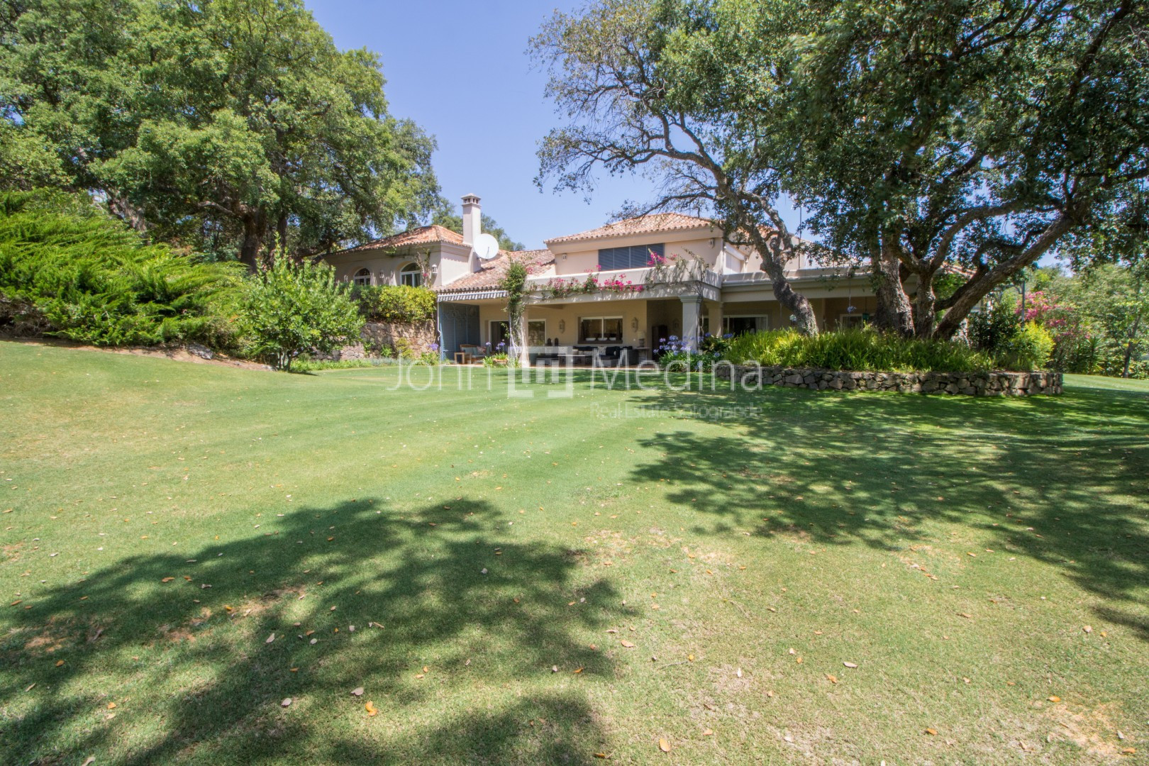 PRIVATE VILLA WITH LARGE PLOT WITH POOL & CORK OAK TREES