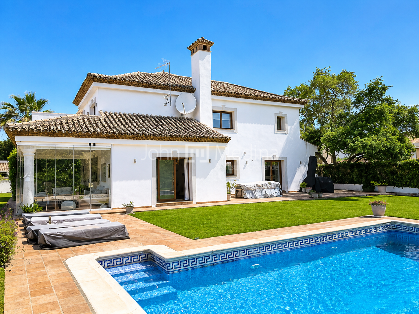 FAMILY VILLA IN PRIME B ZONE LOCATION IN SOTOGRANDE COSTA