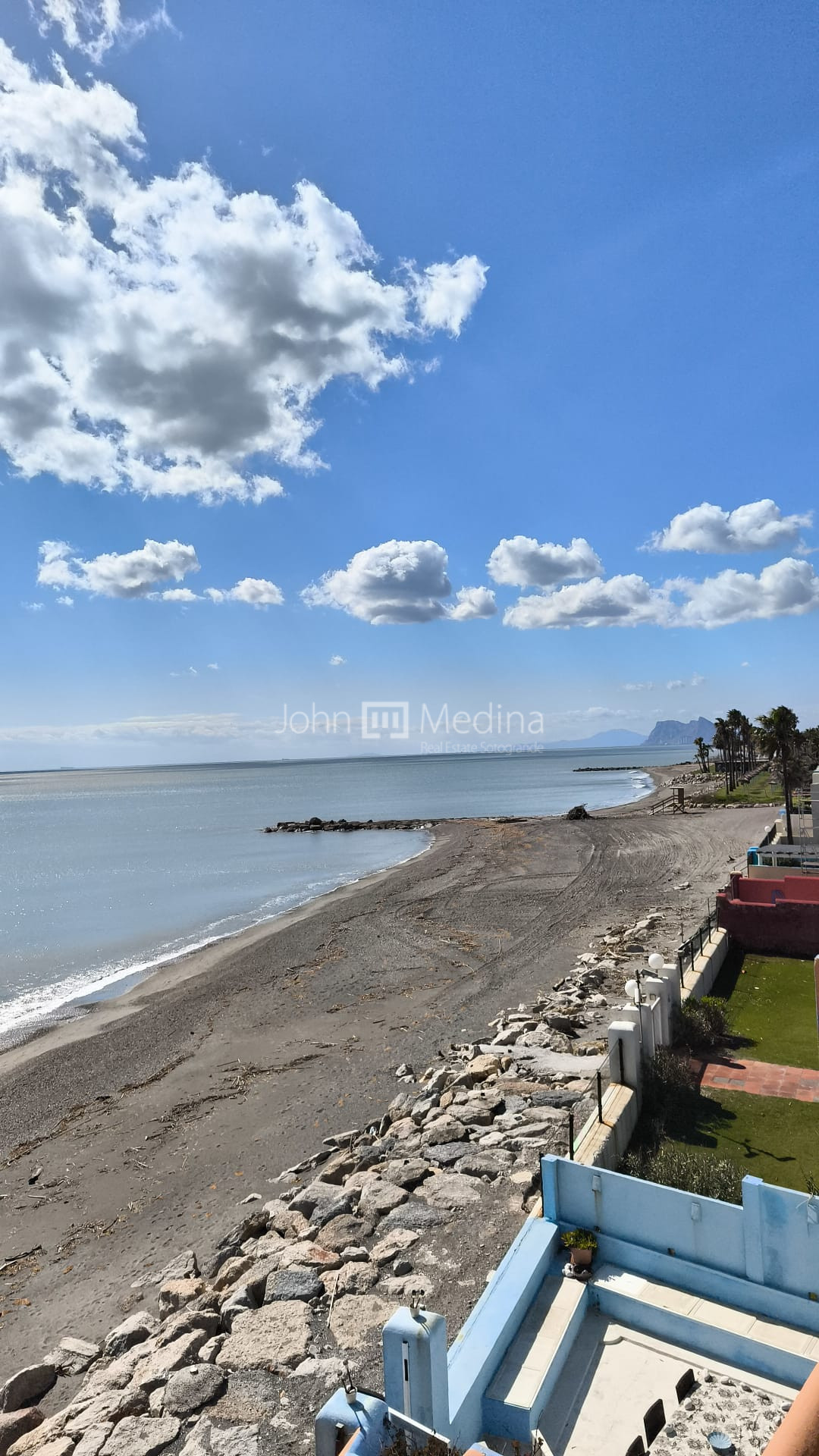 EXCLUSIVE BEACHFRONT OWNHOUSE WITH PRIVATE POOL IN LOS LACASITOS, SOTOGRANDE.