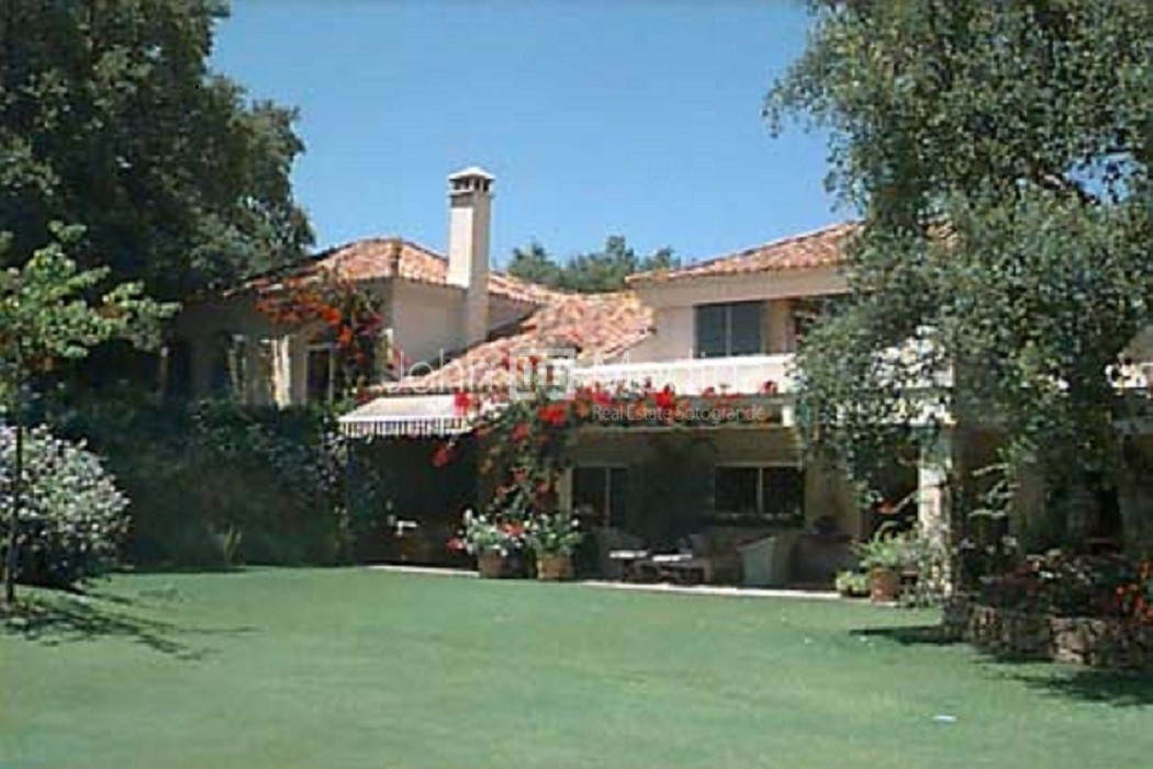 MAGNÍFICA VILLA CON UN ESPECTACULAR JARDIN EN SOTOGRANDE 