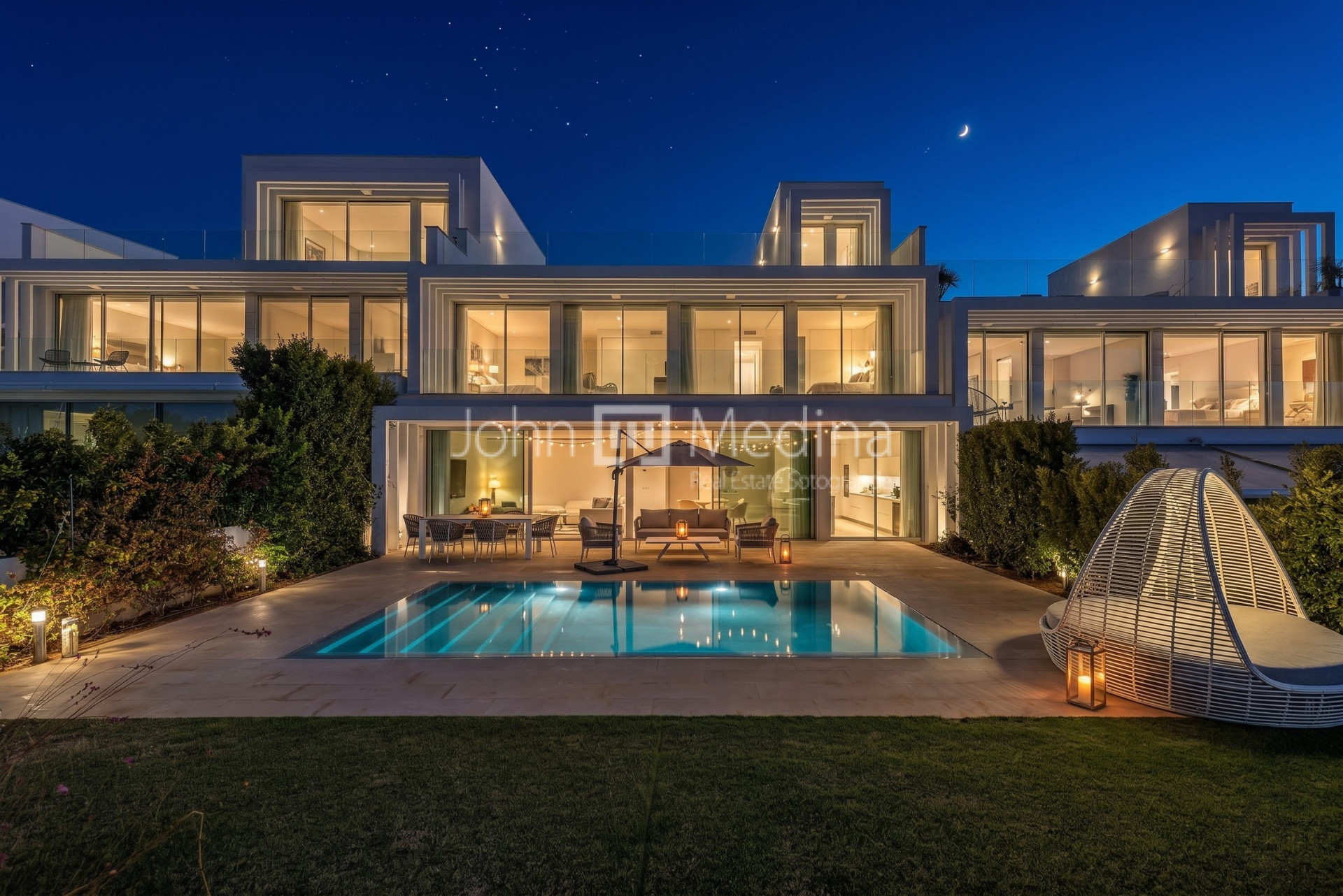 MODERN & ELEGANT TOWNHOUSE WITH GOLF & SEA VIEWS