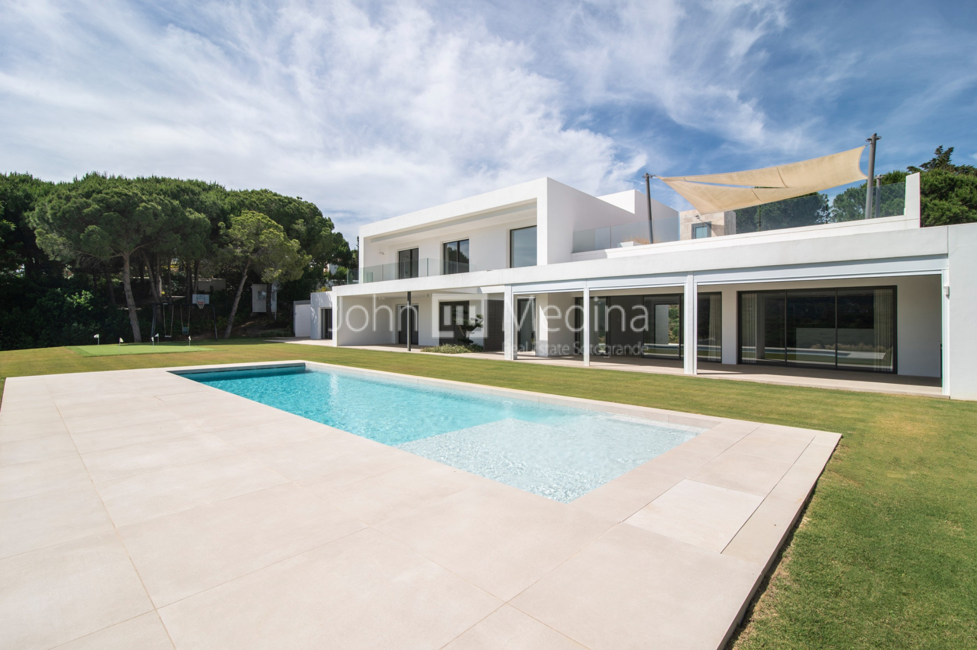 ESPECTACULAR VILLA EN PRIMERA LINEA DE GOLF CON FANTASTICAS VISTAS DIRECTAS AL SUR.