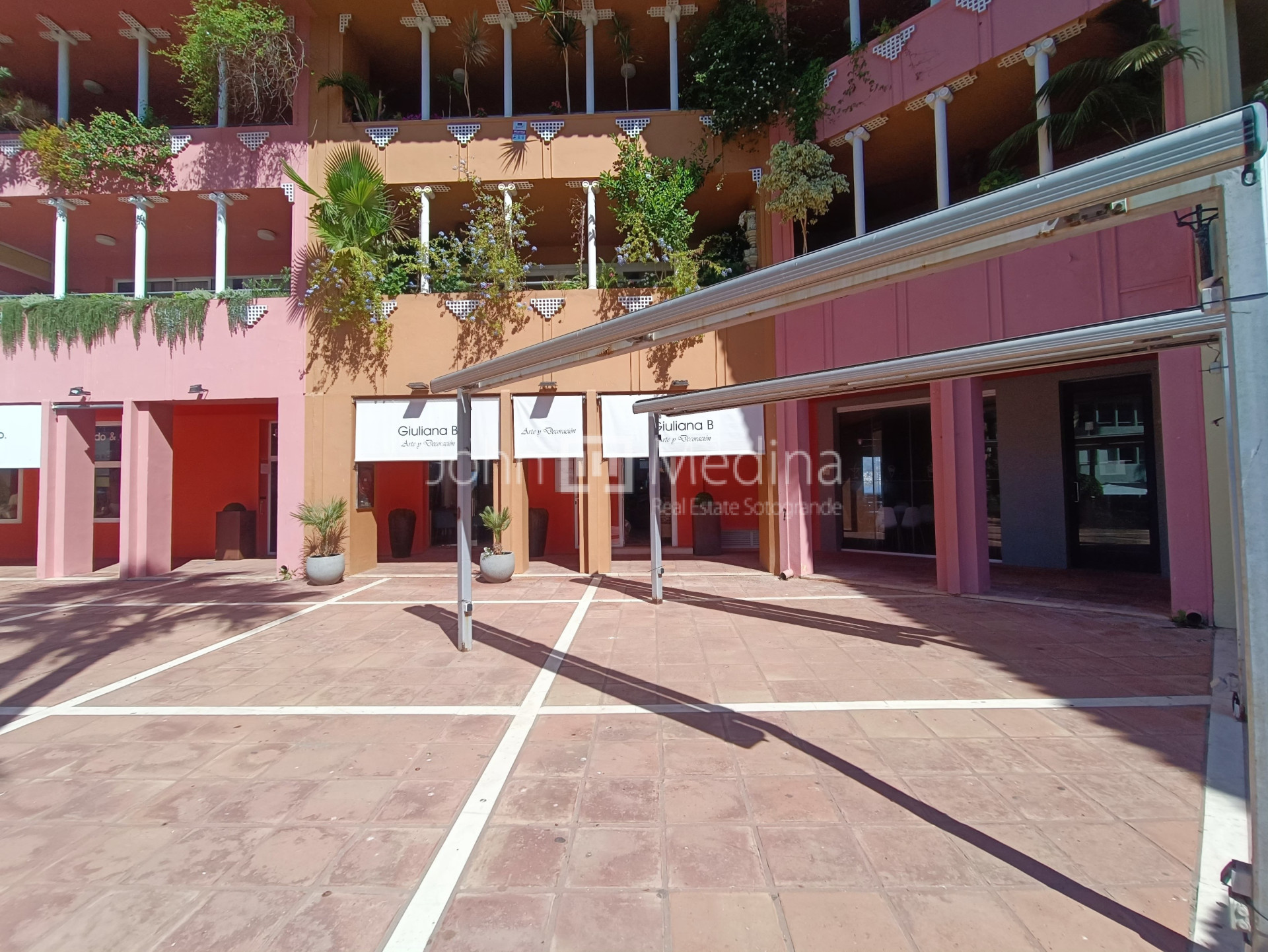 SPACIOUS COMMERCIAL PREMISES IN SOTOGRANDE PORT.