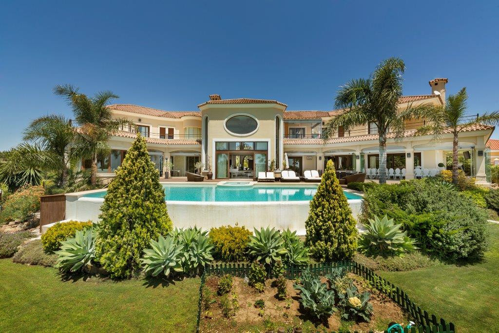 SPECTACULAR PRIVATE VILLA WITH INCREDIBLE PANORAMIC VIEWS.